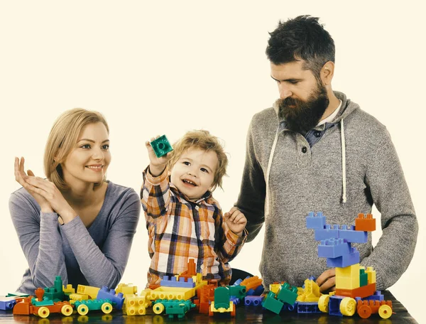Μαμά, μπαμπάς και παιδιά στον παιδότοπο. Άντρας με γένια, γυναίκα και αγόρι παιχνίδι σε λευκό φόντο. — Φωτογραφία Αρχείου