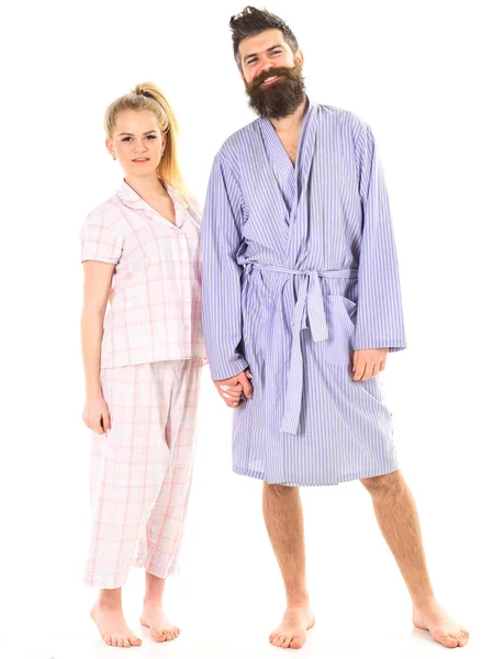 Paar handen te houden samen, geïsoleerd op een witte achtergrond. Paar verliefd in pyjama, badjas. Paar, familie op de lachende gezichten in kleren voor slaap ziet er slaperig in de ochtend. Goedemorgen concept — Stockfoto