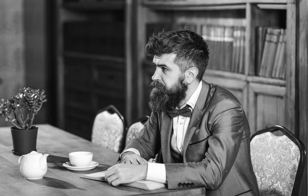 Erkek moda, lüks stil, çalışma, başarı, iş kavramı. Çay ile resmi kıyafetli sakallı adam.