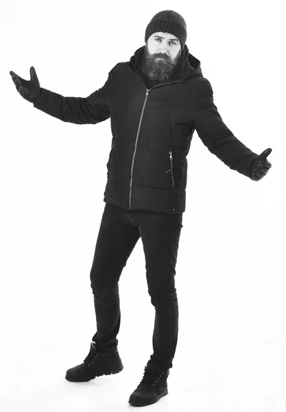 Homem com rosto estrito usa roupas quentes, isolado no fundo branco. Conceito de roupas de inverno. cara no preto e brutal roupa — Fotografia de Stock