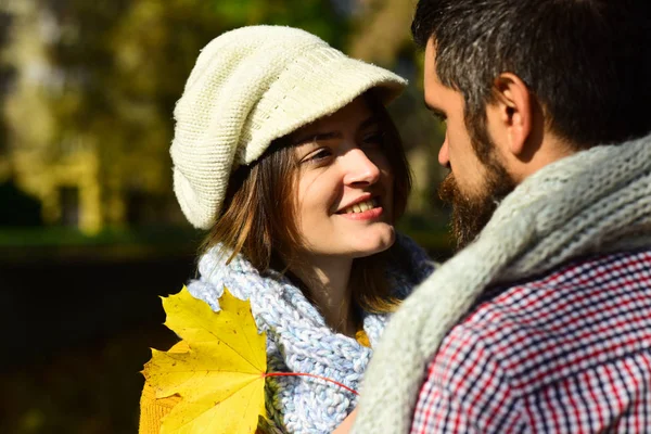 Concepto de relación y tiempo de caída. Chica y barbudo chico — Foto de Stock