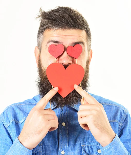 L'homme barbu tient des symboles d'amour . — Photo