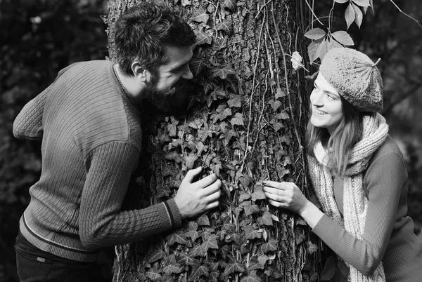 Chica y barbudo chico o amantes felices en una cita. Citas y amor de otoño. Hombre y mujer con caras felices — Foto de Stock