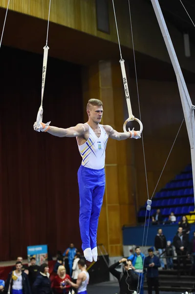 Erkek jimnastikçi sabit jimnastik halkaları gerçekleştirme