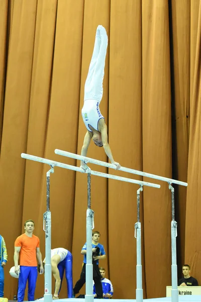 Mannelijke Turner uitvoeren op parallelle staven tijdens Stella Zacharova artistieke gymnastiek Oekraïne internationale voetbal — Stockfoto