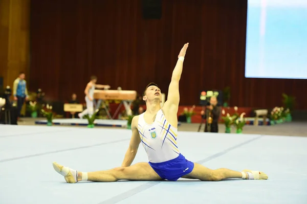 Αρσενικό gymnast εκτελεί κατά τη διάρκεια του διεθνούς Κυπέλλου Στέλλα Zakharova Καλλιτεχνική γυμναστική Ουκρανία — Φωτογραφία Αρχείου