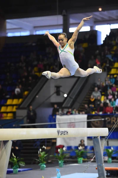 Gimnasta femenina que actúa en la viga de equilibrio durante Stella Zakharova Gimnasia Artística Copa Internacional de Ucrania —  Fotos de Stock