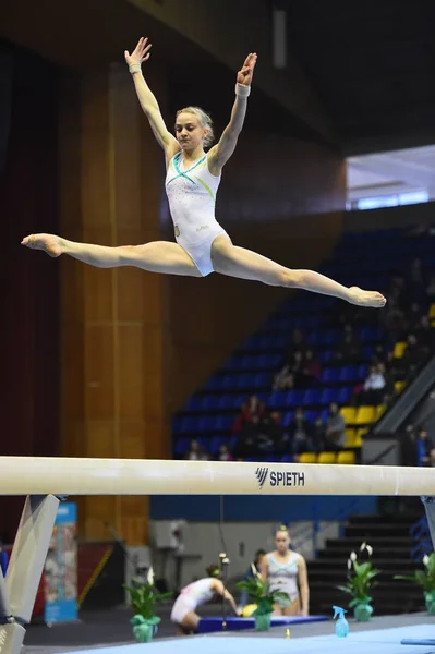 Θηλυκός gymnast εκτελεί κατά τη διάρκεια του διεθνούς Κυπέλλου Στέλλα Zakharova Καλλιτεχνική γυμναστική Ουκρανία — Φωτογραφία Αρχείου