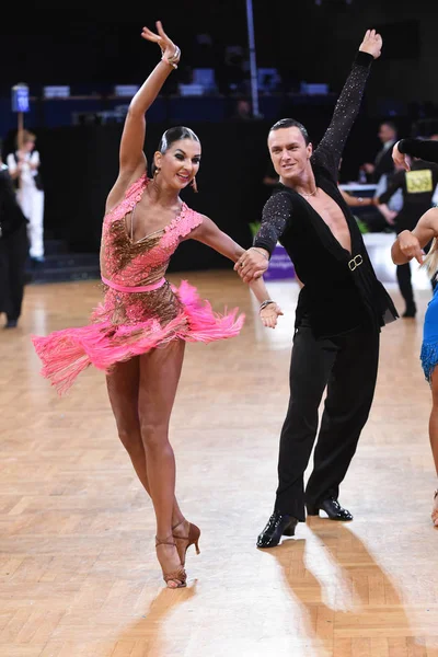 Baile pareja latina en una pose de baile —  Fotos de Stock