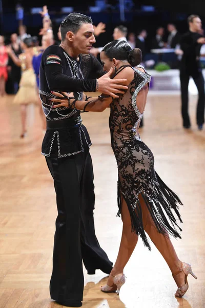 Taneční pár Latinské v taneční póze — Stock fotografie