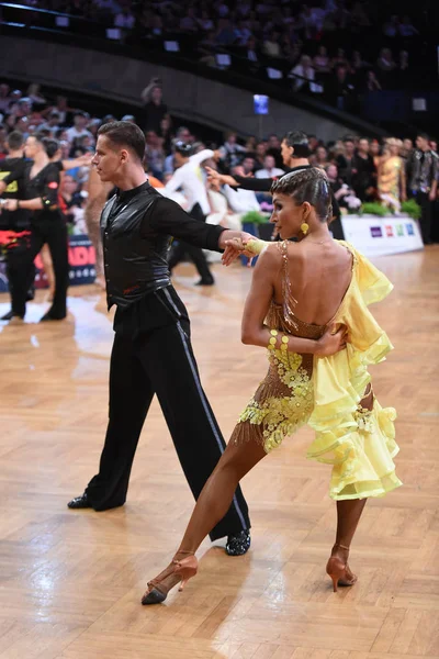 Danse couple latin dans une pose de danse — Photo