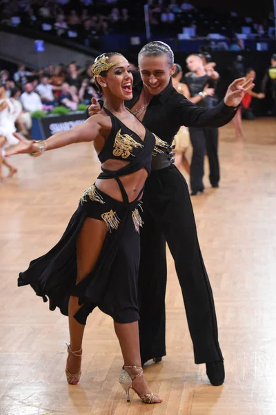 Tanzendes lateinisches Paar in einer Tanzpose — Stockfoto