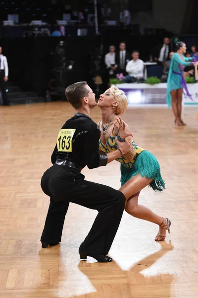 Baile pareja latina en una pose de baile — Foto de Stock