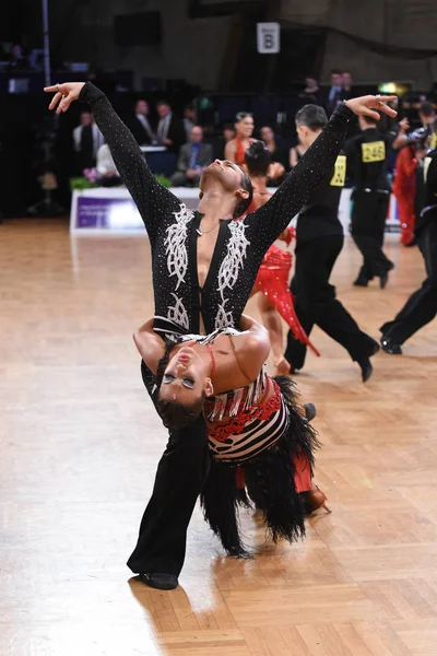 Dance latin couple in a dance pose — Stock Photo, Image