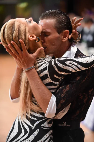 Χορού latin ζευγάρι σε μια στάση του χορού — Φωτογραφία Αρχείου