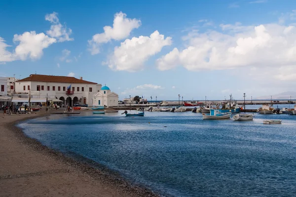 在希腊米科诺斯岛海港的船只。教堂和房子在渔村与良好的建筑。蓝天上的海滨海滩。在地中海岛上的暑假。流浪和旅行概念 — 图库照片