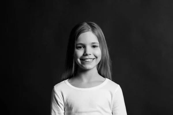 Kid model glimlachend met lange gezonde haren — Stockfoto