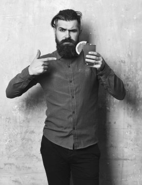 Vahşi hippi elinde tropik alkolik taze kokteyl tutuyor.