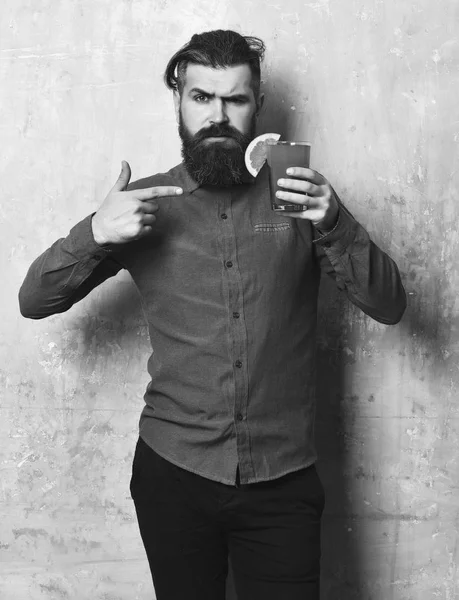 Vahşi hippi elinde tropik alkolik taze kokteyl tutuyor.