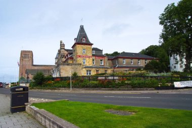 Alexandra otel binası. Antik kale, Mimarlık ve tasarım. Şık konaklama. Tatil ve yolculuk tutkusu