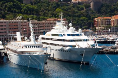 Monte Carlo, Monako - 08 Aralık 2009: Yatlar deniz limanı kentsel arka plan üzerinde. Yelken ve güç tekneler limanda. Deniz macera ve yaz tekne turları. Zevk ve spor. Tatil ve yolculuk tutkusu.