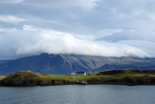 野生大自然的美丽。冰岛 Rejkjavik 多云的天空下的高山海岸和大海。山风景在 cloudscape。天气和生态学。流浪和假期 — 图库照片