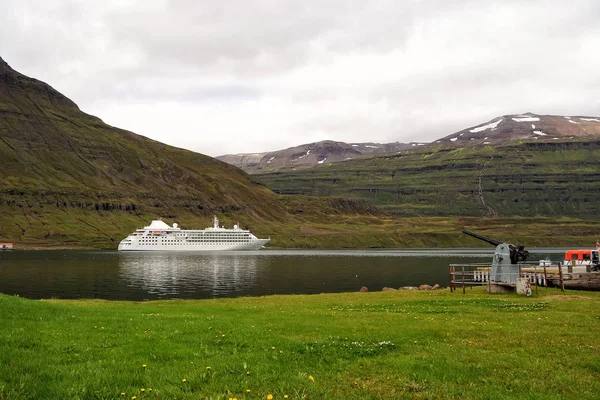 Statek wycieczkowy w fiord Sejdisfjordur, Islandia. Liniowiec w morze port na górski krajobraz. Cruising dla przyjemności. Podróż drogą wodną. Letnie wakacje i wanderlust — Zdjęcie stockowe