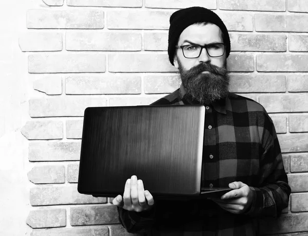 Barbudo brutal caucasiano hipster segurando laptop — Fotografia de Stock