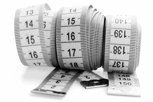 Cintas métricas de sastre con indicadores en forma de centímetros. Concepto de costura y medición . — Foto de Stock