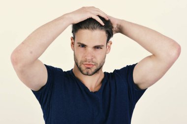 Beyaz zemin üzerine sarı saçlar ile dostum, kapat. Mavi tshirt kıl herif. Maço emin yüz