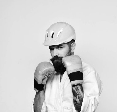 Savaş usta savaşmaya hazır hale getirilir. Altın boks eldivenleri ciddi yüzüne adamla karate