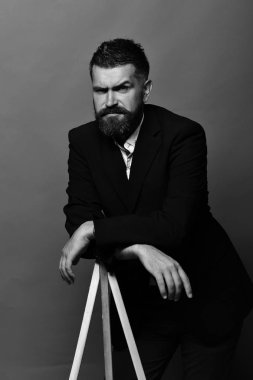 Maço erkek fotoğraf makinesi tripod üzerinde kırmızı bir arka plan üzerinde eğilir