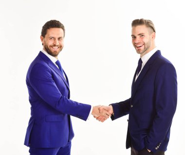 İşadamları ile el sıkışan tıraşsız gülümseyen yüzler.