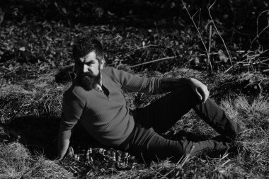 Sonbahar sezonu, yalnızlık ve insanlar kavramı - ciddi genç adam