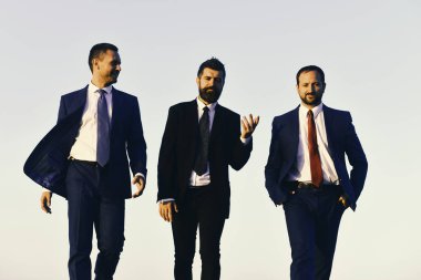 Yöneticileri devam et ve konuş. Proje liderleri sakal ve gülümseyen yüzler ile tartışmak.