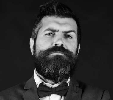 Yöneticisi veya hoparlör ile şık sakal ve bıyık. İş ve vintage tarzı kavramı. Retro akıllı elbiseli adam