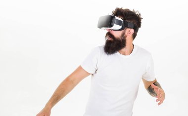 Arka planda Vr gözlük çalıştırmak uzak, beyaz sakallı adam. VR oyun kavramını. Adam ile kafa monte göstermek sanal gerçeklik çalıştırın. Hipster korkmuş yüz sanal gerçeklik ile modern Gadget'ı keşfetmek