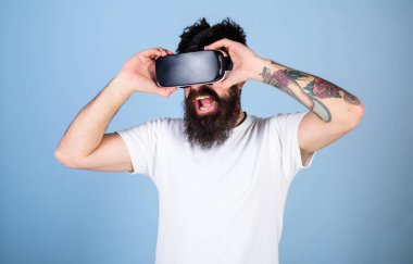 3d deneyimi zevk eğlenerek bak ve açık ağzı olan adam. Sakallı adam 360 Vr videoda izlerken dövme ile gözlük, sanal gerçeklik kavramı. Yeni Aygıt denetimi trendy sakallı hippi