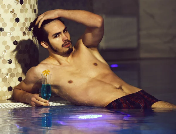 Schöner Mann liegt in der Nähe von Pool — Stockfoto