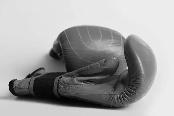 Concepto de estilo de vida deportivo y noquear. Guantes de boxeo rojos sobre fondo amarillo jugoso — Foto de Stock