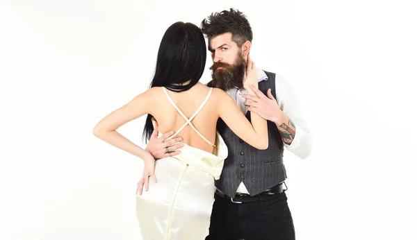 Mulher de vestido de noiva com costas nuas e homem de colete. Hipster com senhora vestida, espaço de cópia. Conceito de casal elegante. Casal apaixonado, noiva e noivo em roupas elegantes, fundo branco — Fotografia de Stock