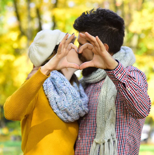 Chica y barbudo chico o feliz amantes en fecha beso . — Foto de Stock