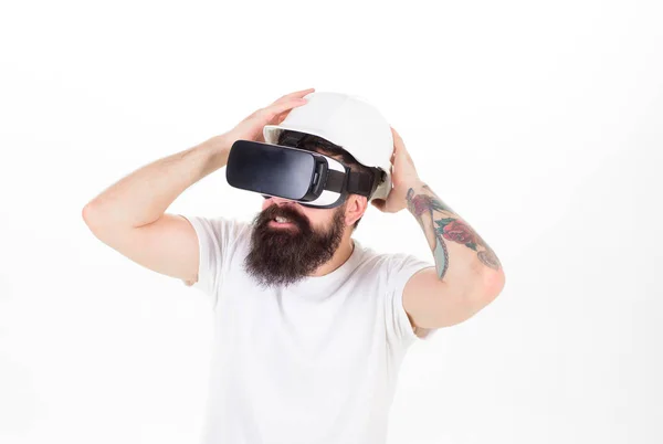 Homem barbudo usando capacete para proteger no jogo de computador realidade virtual. Hipster com teste de barba elegante novo gadget no fundo branco. Jogador com barba desfrutando de experiência 3D, conceito de jogo — Fotografia de Stock