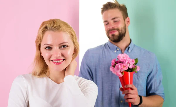 Little surprise for her. Boyfriend bring bouquet flowers to surprise her. Man ready for perfect date. Bouquet flowers always pleasant gift idea. Girl waiting for date. Macho likes to surprise woman — Stock Photo, Image