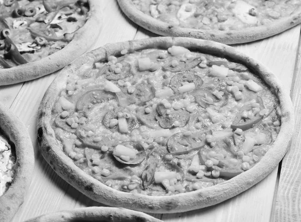 Pizza picante para menu italiano. pizza havaiana com carne, abacaxi, tomate, milho e queijo — Fotografia de Stock