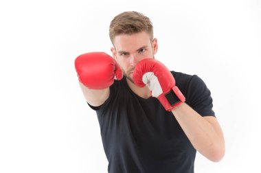Beyazlar üzerinde boks yapan adam. Kırmızı boks eldivenli maço. Savaşa hazırız. Kendine güvenen bir sporcu. Enerji ve güç, nakavt. Spor salonunda spor eğitmeni. Yumruk. Gelecekteki hedef ve başarı.