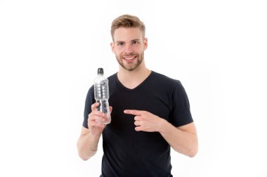 Su şişesi üzerinde beyaz izole maço noktası parmak. Mutlu bir adam gülümseme ile plastik şişe. Susuzluk ve sağlık. Sulu ve sağlıklı kal. İçme suyu sağlık için. Ürün sunumu