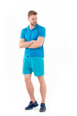 Sporcu beyaz üzerine izole edilmiş. Aktif giyimli ve uzun ayakkabılı bir adam. Sağlıklı yaşam tarzı için kişisel antrenör. Formda ve kendinden emin. Spor modası. Eğitim ve egzersiz aktivitesi