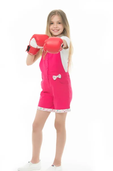 Chica feliz en guantes de boxeo aislados en blanco. Sonrisa infantil y boxeo. Desarrollo y salud infantil. Boxeador de niños listo para pelear. Puedo defenderme. Golpeando. Entrenamiento y entrenamiento deportivo —  Fotos de Stock