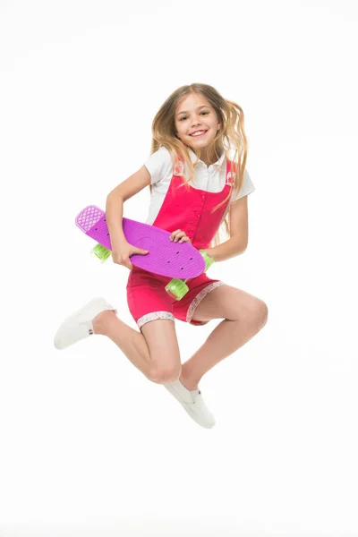 Šťastné dítě skočit s penny board izolované na bílém. Malé dítě úsměv s skateboard. Zábavu v pohybu. Pocit svobody. Rozvoj v dětství. Bezstarostné bruslař dívka. Aktivní hobby a sportovní aktivity — Stock fotografie